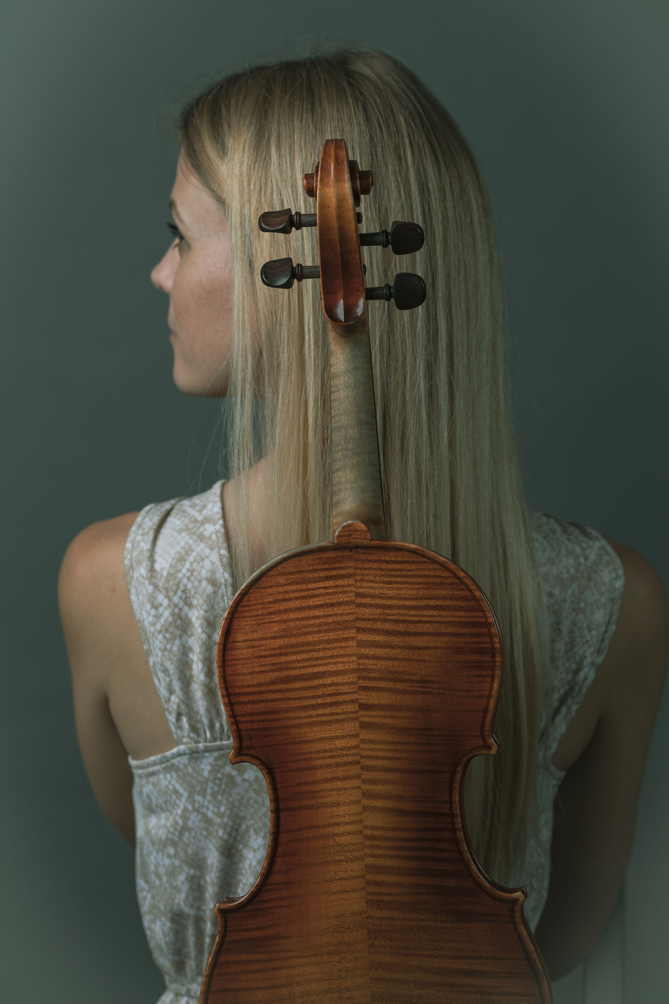Geigerin mit einer Geige im Rücken