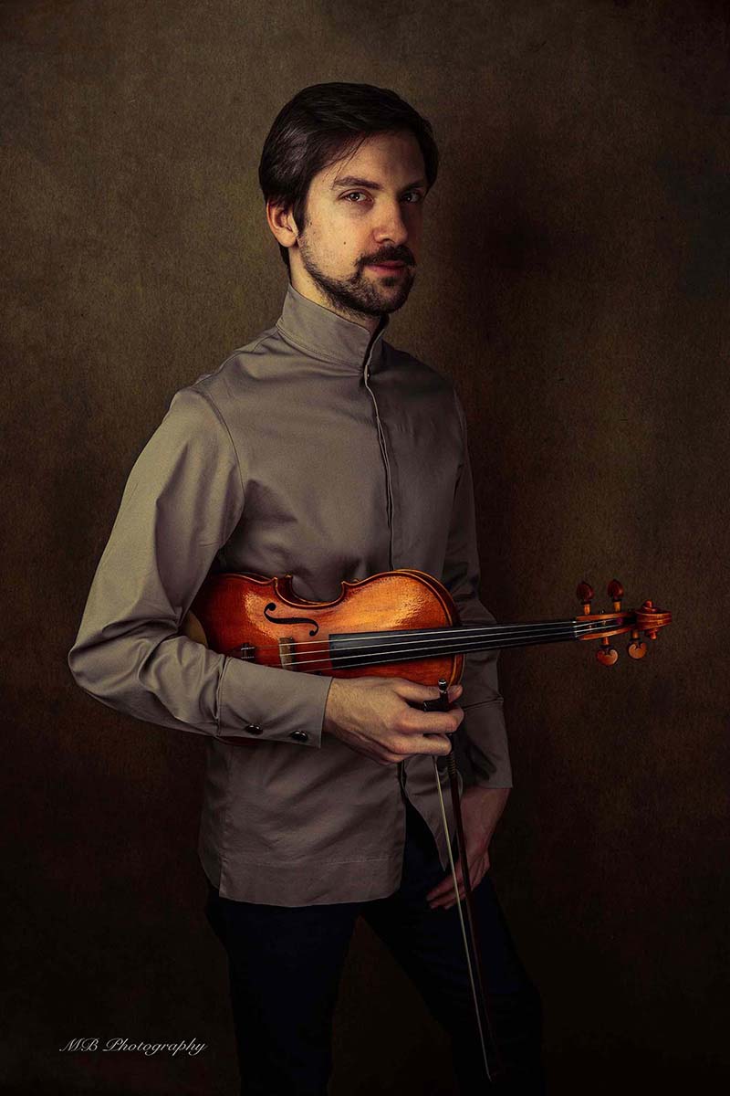 Porträt eines Geigers und seiner Geige
