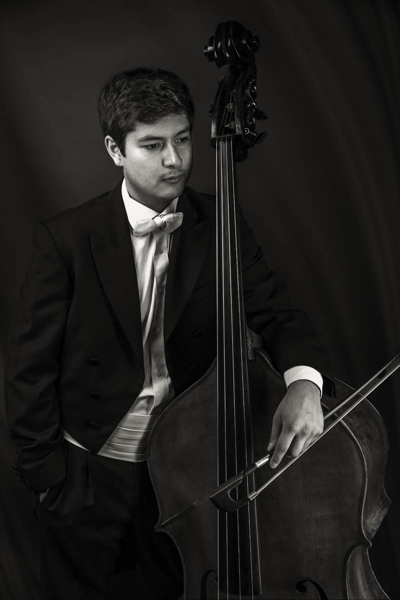 Kontrabassist mit seinem Kontrabass