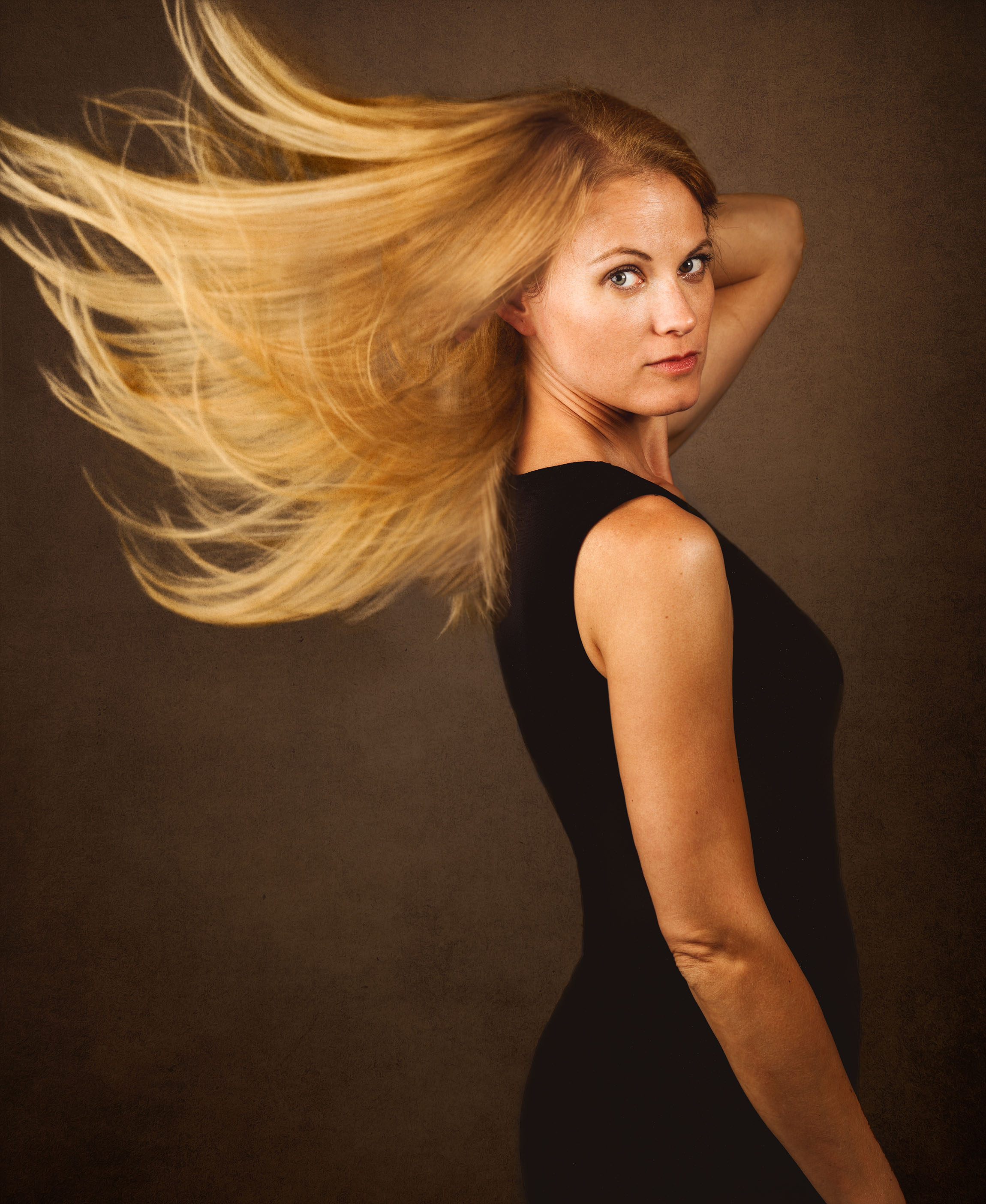 blonde Frau mit langem Haar in Bewegung
