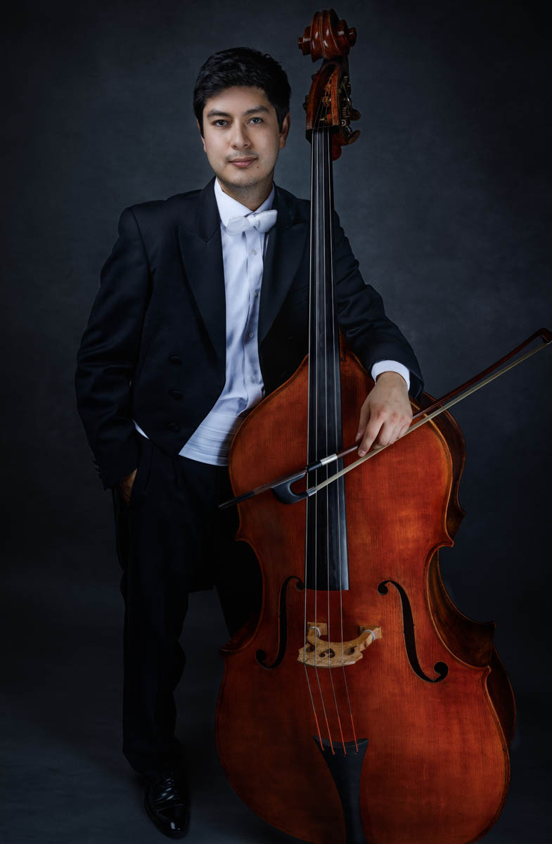 Kontrabassist mit seinem Kontrabass