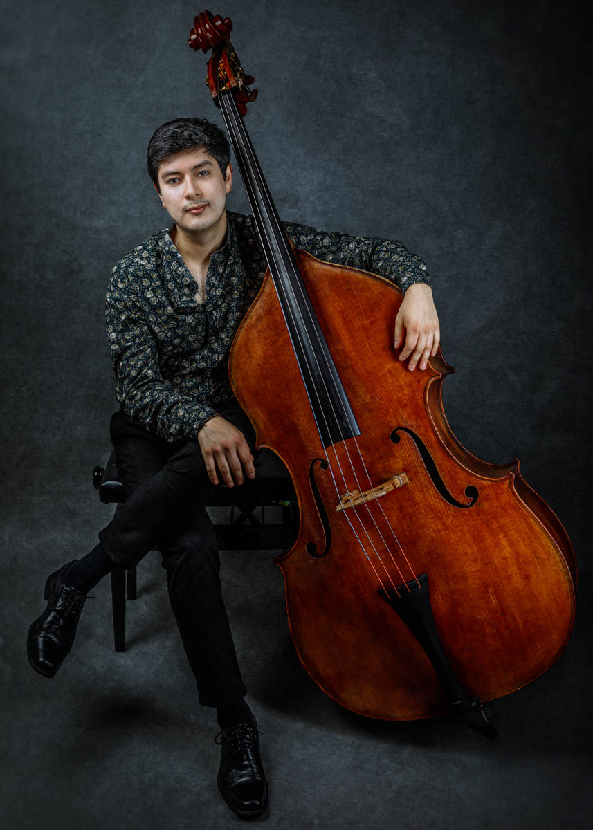 Kontrabassist mit seinem Kontrabass