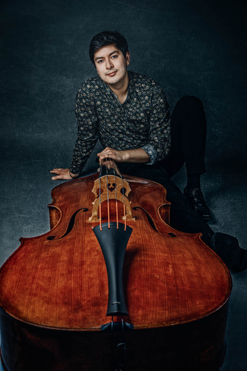 Kontrabassist mit seinem Kontrabass