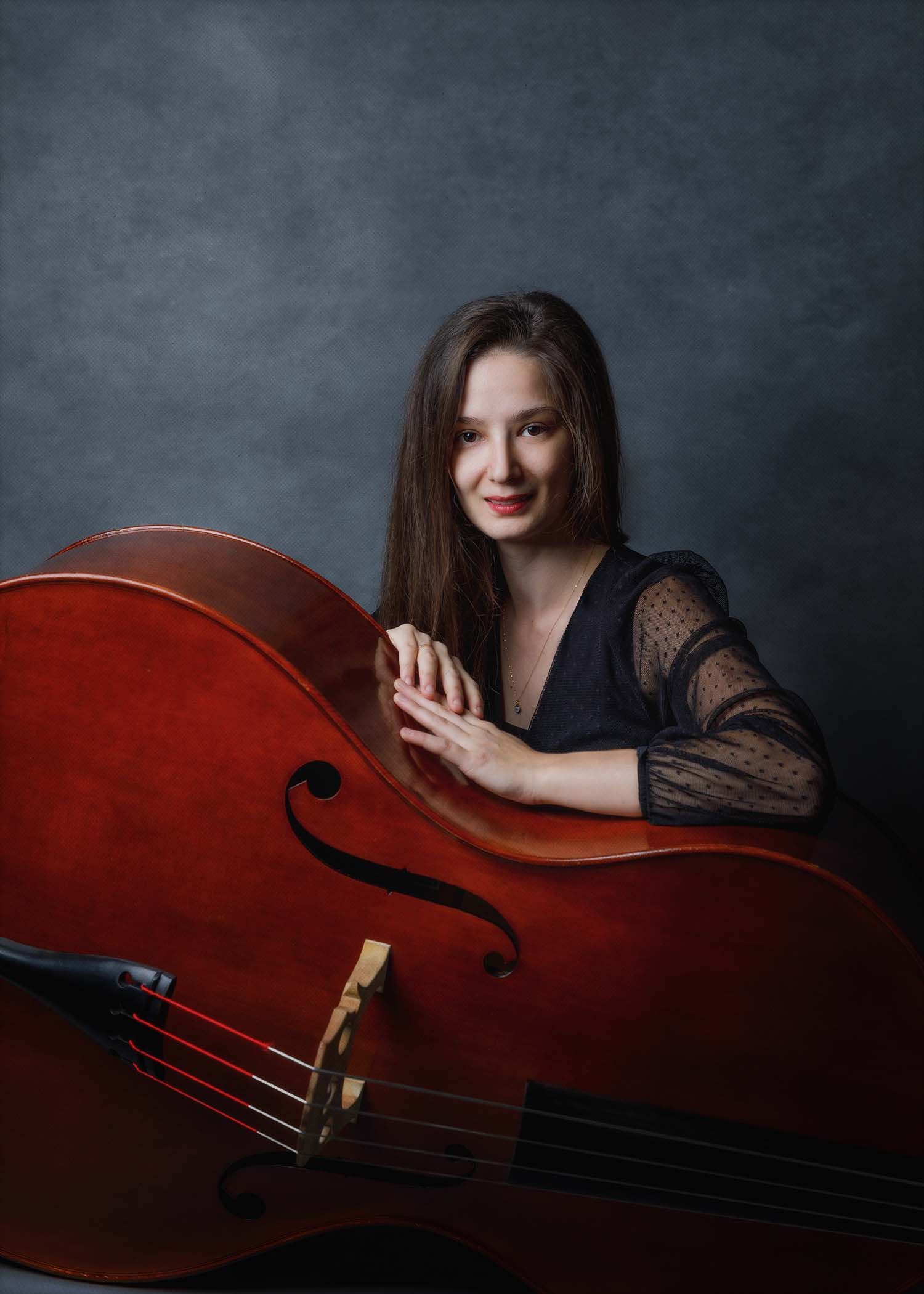 Jung Kontrabassitin mit ihrem Instrument