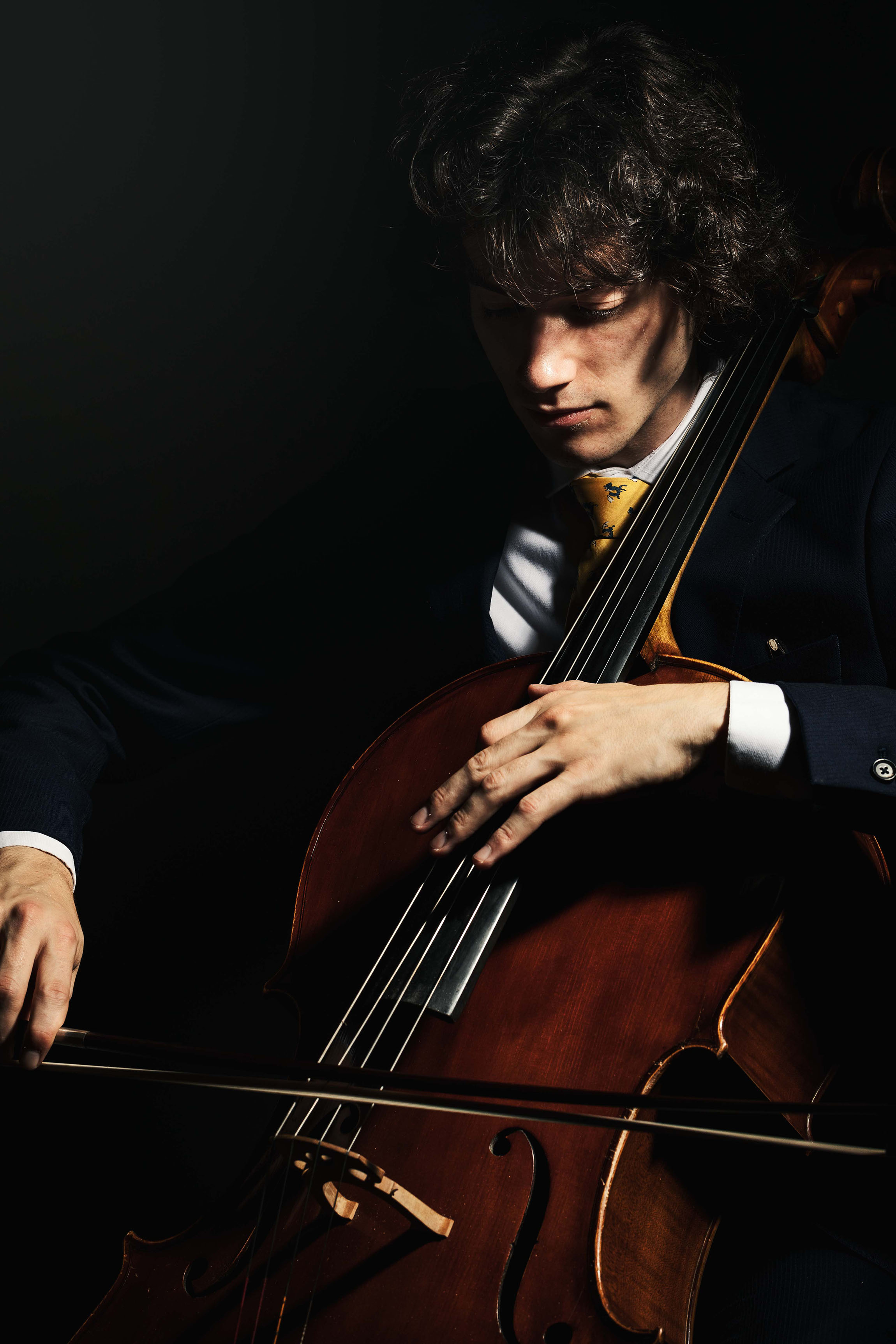 Junger Mann mit seinem Cello