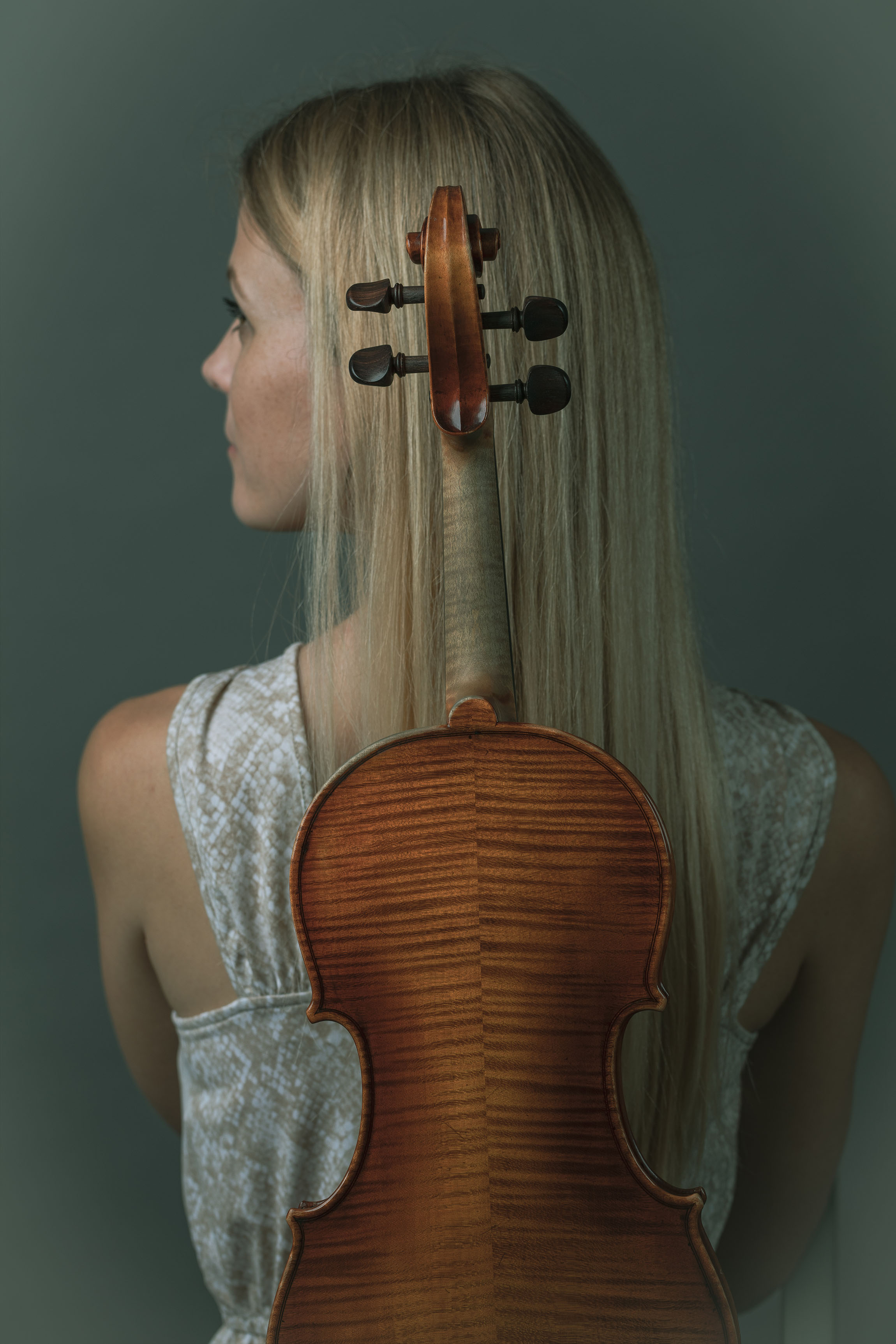 violinist with a violin in her back